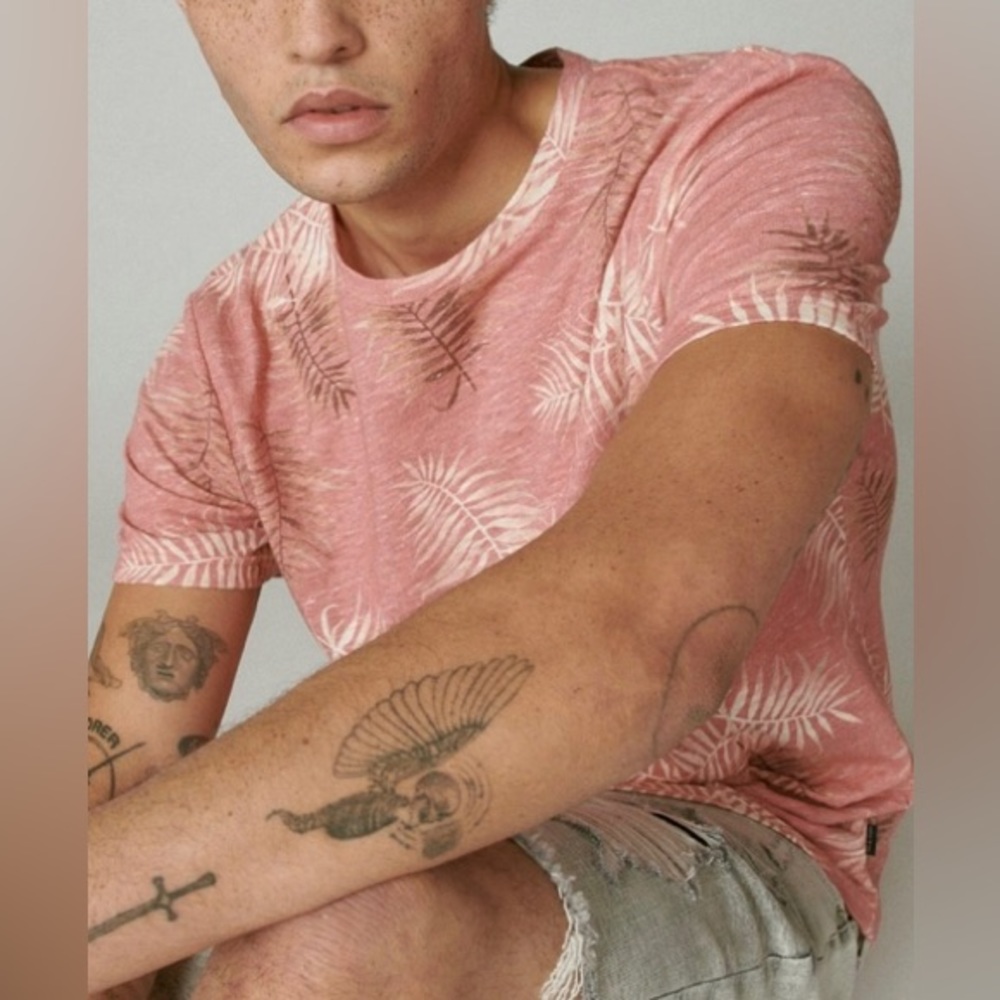 NWOT Lucky Brand Men’s Linen Palm Printed Crew Tee - Picture 2 of 6